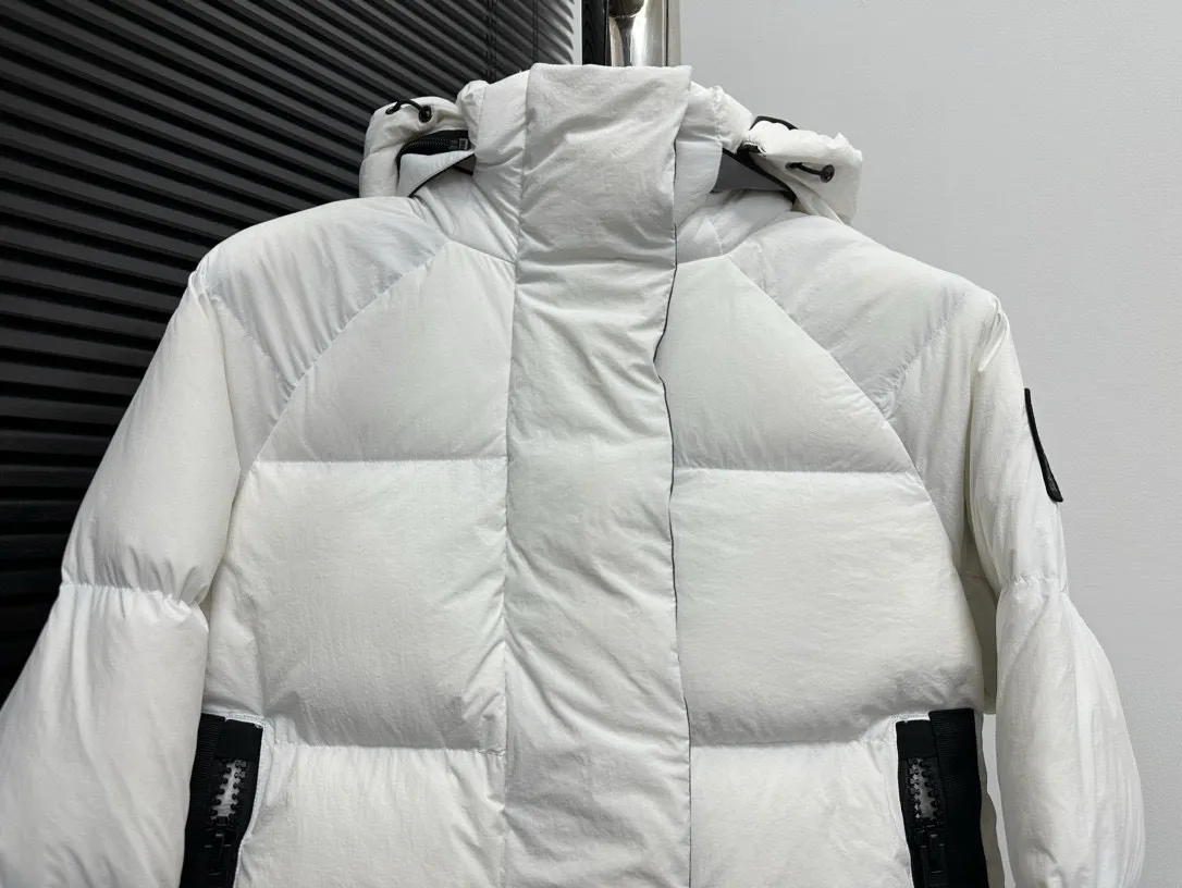 P780 【𝘾𝘼𝙉𝘼𝘿𝘼 𝙂𝙊𝙊𝙎𝙀】Canada Goose Junction/3M Reflective Black Label Parker/2602LB Ouyang Nana’s same Junction Parker is made of CORDURA@’s super-soft EnduraLuxe fabric, which enhances the durability of easy-wear parts, making it lightweight and durable. 360-degree reflective strips on the collar improve visibility in low-light environments. Features a removable hood for easy transition into warmer weather. Removable premium insulated hood adjusts both ways Sizes: XS-XxL